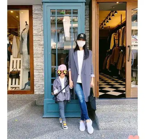  伊能静晒与女儿街拍照,却只给自己戴口罩,小米粒穿搭潮流超软萌