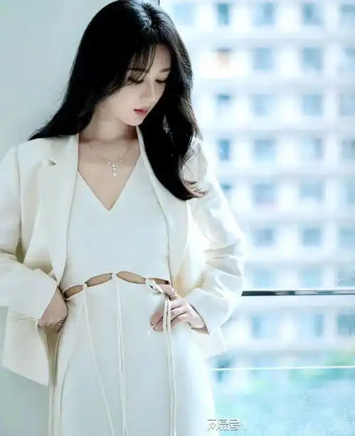  杨紫在慢镜头状态下,简直也太美了,温柔迷人的笑容,清新脱俗