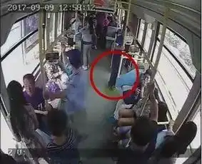  六旬老人公交车上忍不住大便用脚乱踩坐下后还四处乱抹