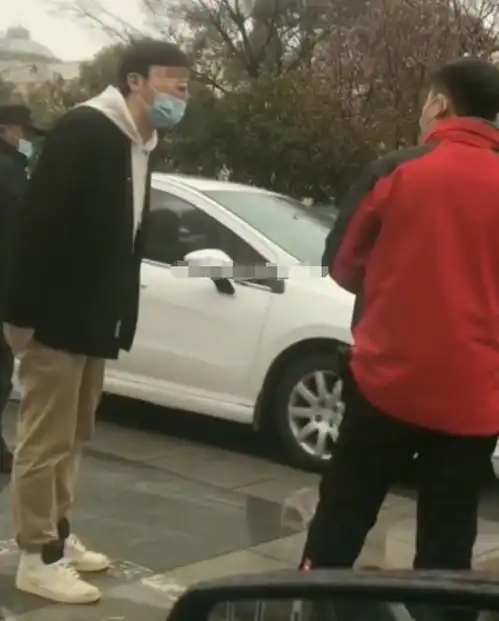  扬州一老人用身体占车位被小伙子怒斥这是停车位,不是停人位