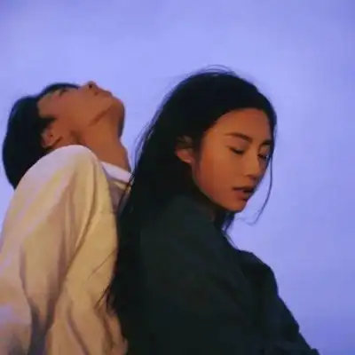女生头像ins质感干净学生情侣接吻