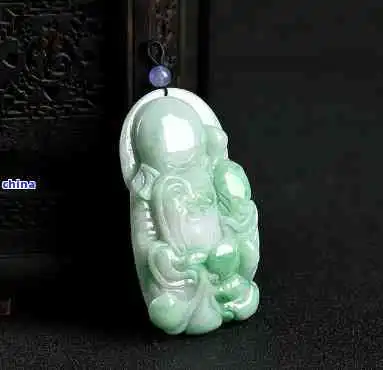  翡翠送老人的寓意与选择更佳挂件颜色和含义