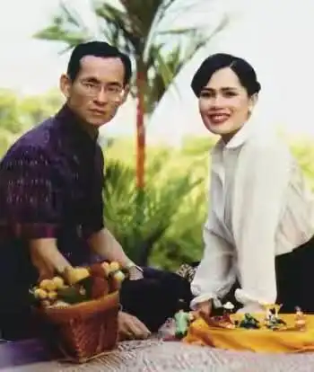  泰王小心眼41年前诗琳通加冕女王储,他目光凶狠,现兄妹友爱