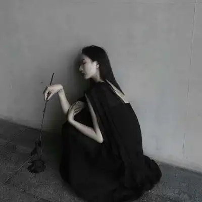  女生头像真人霸气黑色奈何桥上忽悠鬼