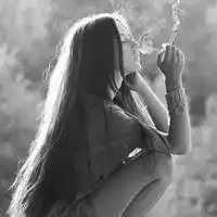  黑白或灰色的qq头像女生的谢谢