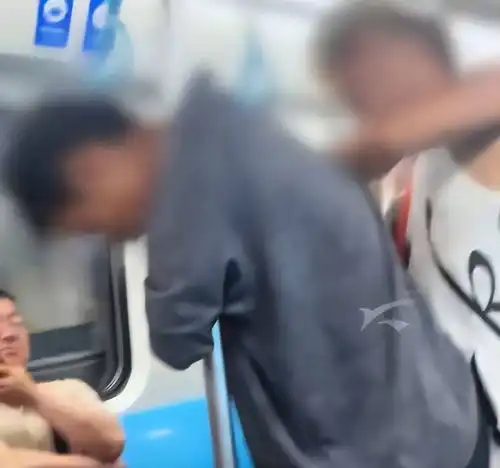  越挖越有老人地铁暴打小伙后续眼镜哥被谴责,警方通告来了