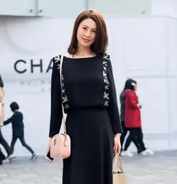  连衣裙彰显着潇洒帅气的活力