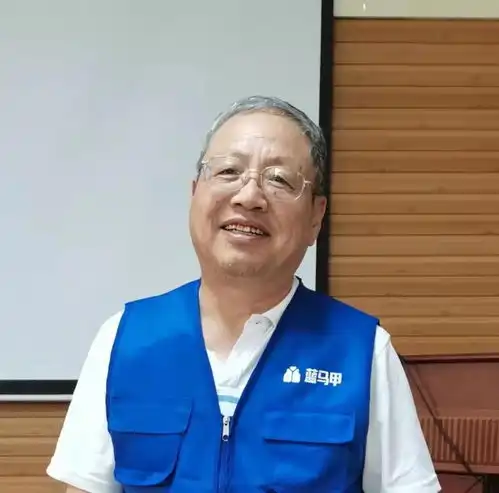  72岁大爷用连环画教老人用智能手机想帮助老人解决生活的不便