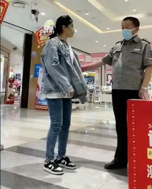  最近一女生进商场没戴口罩被保安拦下,1分钟自制口罩让人哭笑不得