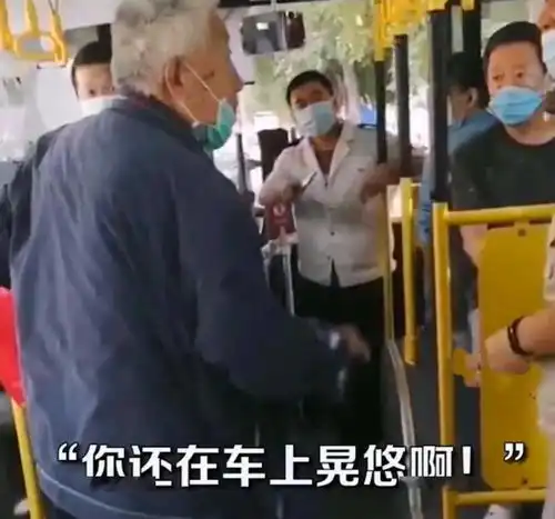  父母年老后心酸一幕曝光,别让他们,活得这么小心翼翼