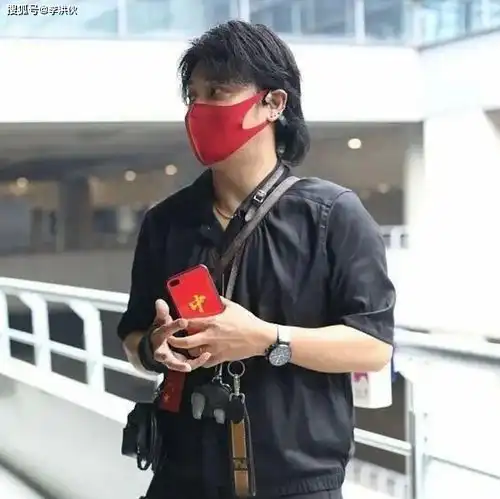  陈志朋造型又火了,红口罩斜挎包穿拖鞋走机场,大秀舞姿滑稽俏皮