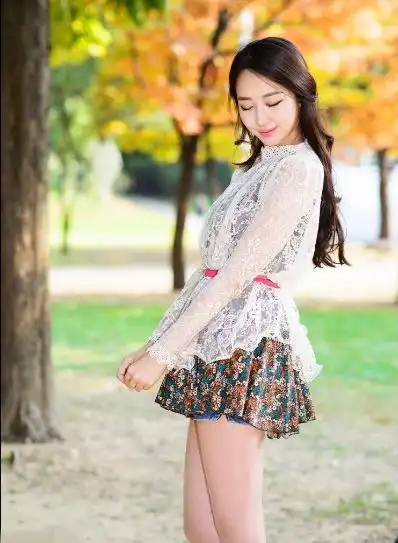  着装碎花裙出街凹造型,清新靓丽淑女范,简约又不失迷人的洒脱