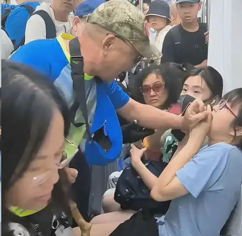  北京老人强行要求女生让座最新进展老人被带走,网友一边倒