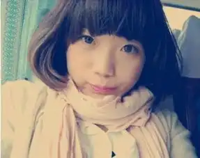  找一个带着粉红色围巾的女生头像,
