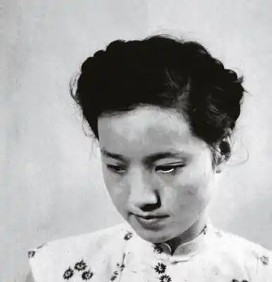  才子佳人相爱,建国后丈夫疯了,她陪伴22年治好丈夫,她瘫痪了