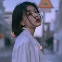  真人伤感头像我们还年轻,相信了这物是人非的爱情