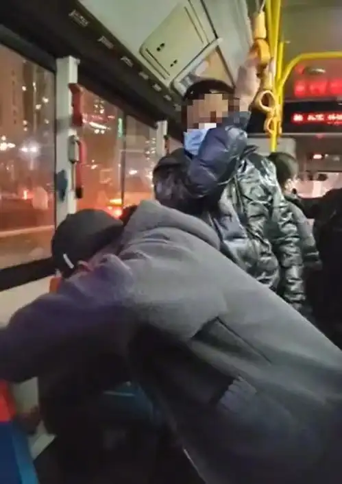  老人因专用座被占辱骂并将小伙踹下车公交公司回应凤凰网甘肃凤凰网