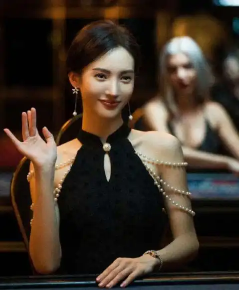  金晨12年旧照被扒,脸部浮肿妆容夸张,网友震惊这是换了个头
