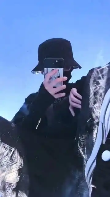 手指控女生的最爱,帅哥就算是戴着口罩,帅气也会从穿搭散发出来