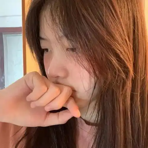 女生头像存储阳光必有远芳