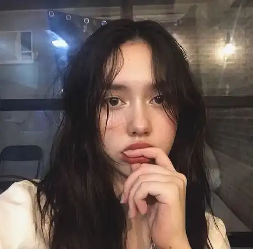 女生头像ins质感干净学