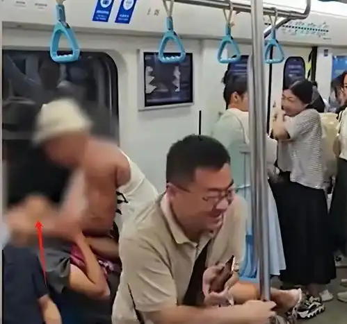  超级大反转青岛地铁打人老人被刑拘,小伙鼻骨粉碎性骨折该打