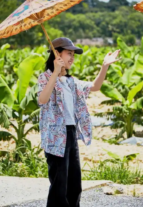  张子枫欧阳娜娜美成姐妹花,夏天穿花衬衫的女孩,好吸睛