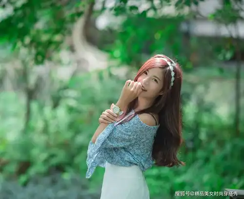  粉色百褶半身裙,简约又时尚,甜美又不失知性的美