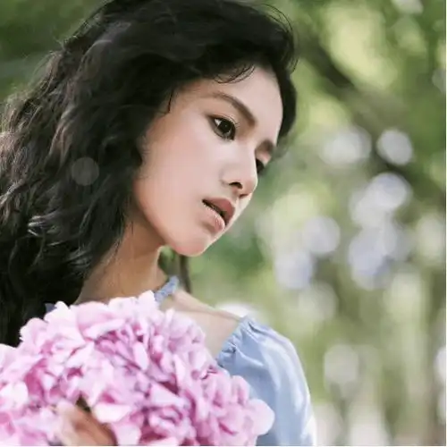  刘亦菲捧花头像爆火,张婧仪陆婷玉蒋依依女明星同款图太养眼