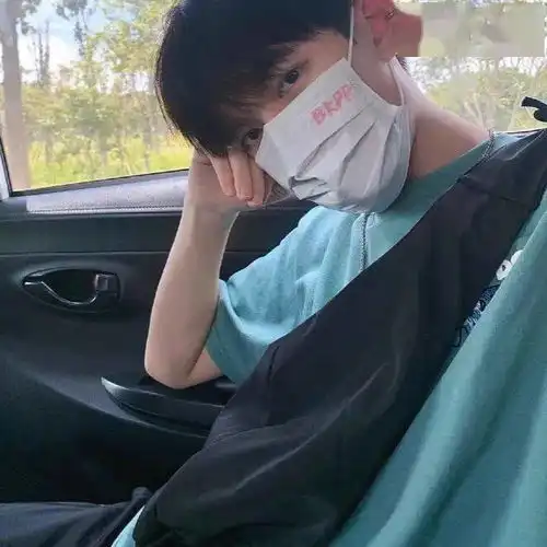 男生微信头像简约阳光