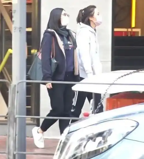 闺蜜头像戴口罩逛街