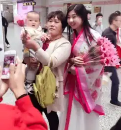  古装美女上演地铁真人秀双十一苏宁带你玩穿越