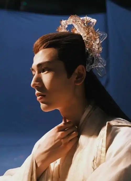  虞书欣太吓人了被她拍的黄晓明帅到,有许文强那味儿