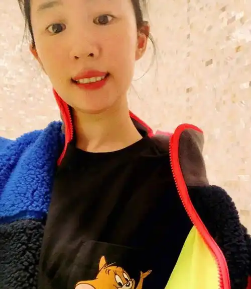  暴露小龙女刘亦菲的腹部肌肉,与鞠婧祎的自拍照相比