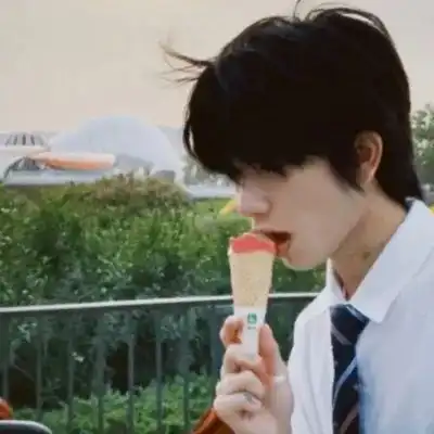 简约微笑头像干净利索
