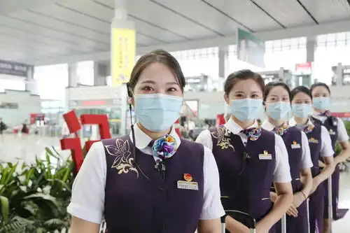  戴口罩的乘务员小姐姐,你笑起来真好看