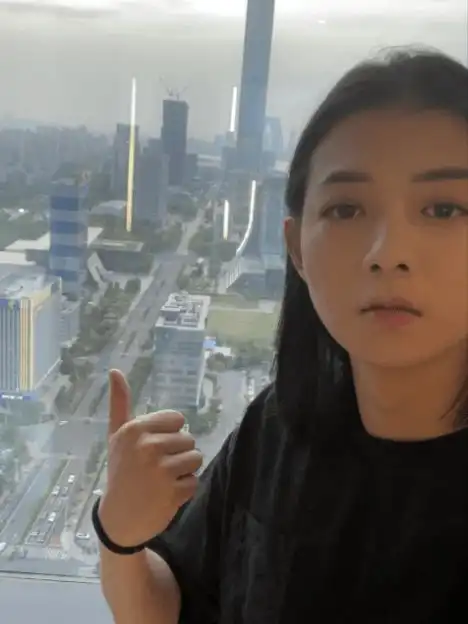  霍尊现身上海机场武装严实眼眶泛红皮肤暗黄,跟粉丝挥手状态佳