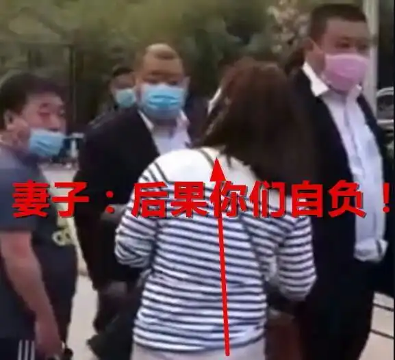  外籍男子不戴口罩殴打保安被控制,其中国妻子上前解围,被痛骂