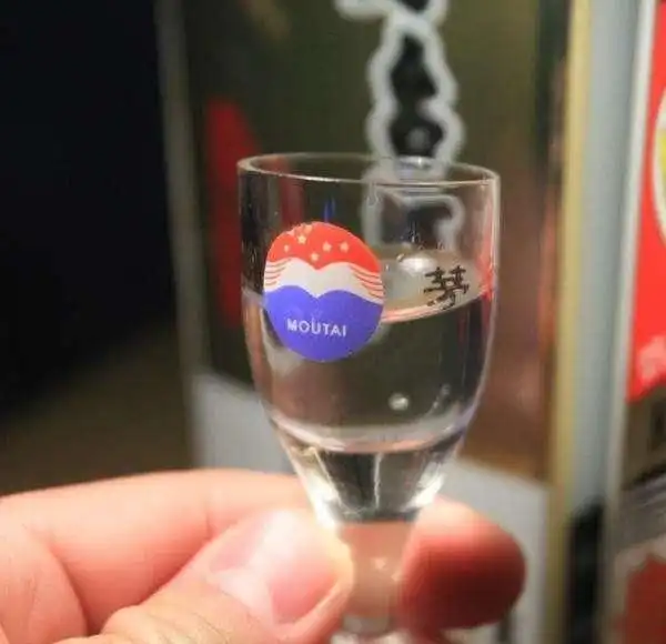  买茅台酒时,送的两个小杯子有什么用听完解释才知道是这个用处