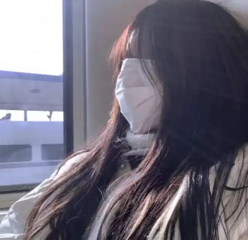  带神秘感的口罩女生头像