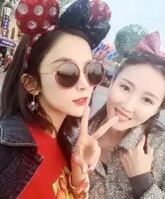  古力娜扎和闺蜜游玩,快乐得像学生妹