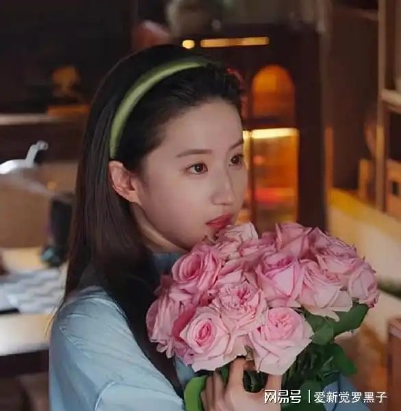 刘亦菲抱花的头像