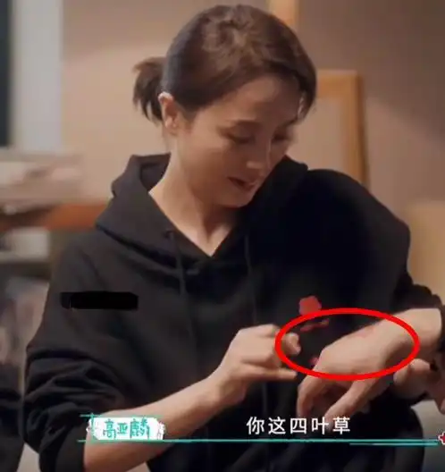  爸爸提四叶草,易烊千玺的表情意味深长,三人关系如何简直太明显