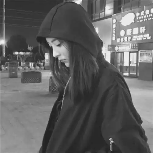 女生拽到爆的头像黑白