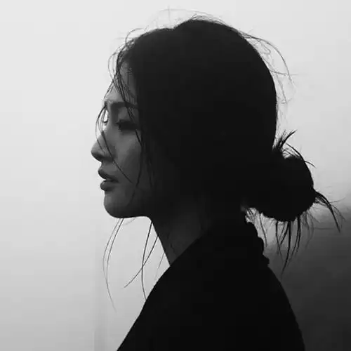  伤感头像唯美黑白女头像