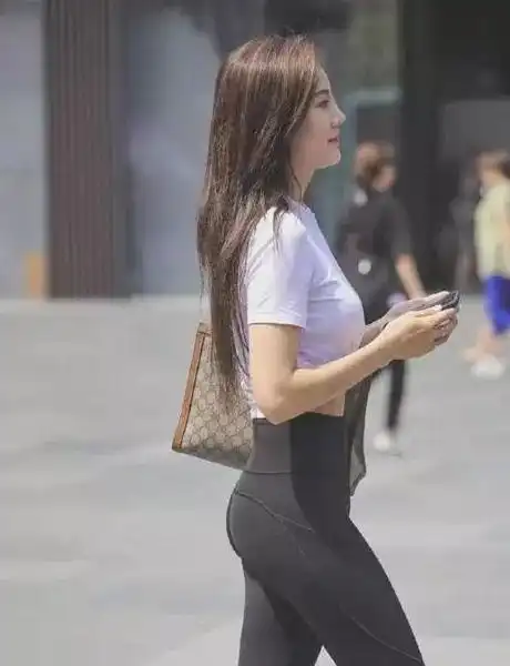  身形有致的打底裤美女,身材好到没话说,吸引力不是一般的强