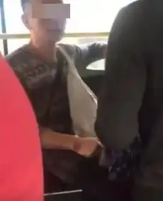  火了厦门一老人看上公交座位欲换被拒,小伙子听不懂闽南话被骂了一路,几乎崩溃