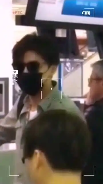  这个戴口罩的阳光帅气潮男是胡歌,据说很多人认不出来的