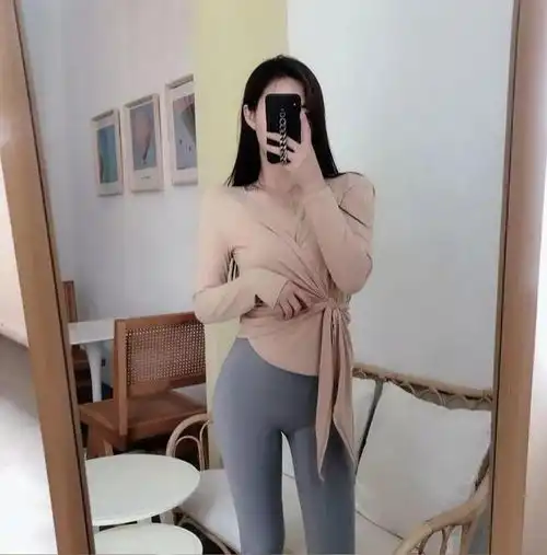  穿紧身衣女神晒街,新风景线,呈现火辣的曲线美