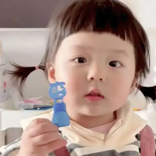 女生头像丸子妹抿嘴